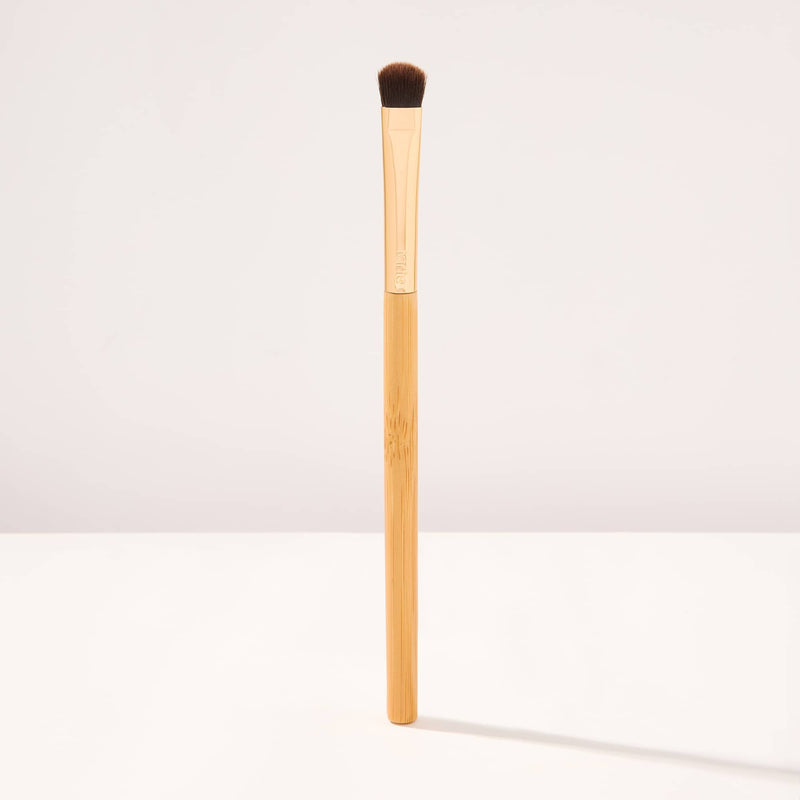 flat shader eyeshadow brush